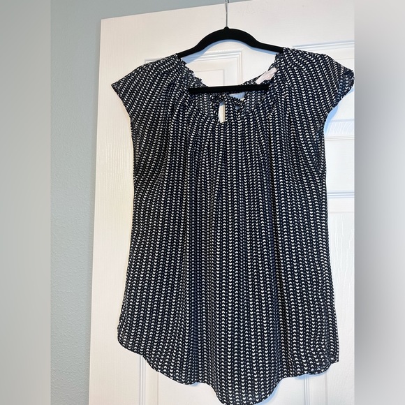 LC Lauren Conrad Tops - LC Lauren Conrad Women’s Scoop Neck Flutter Sleeve Blouse - Size M